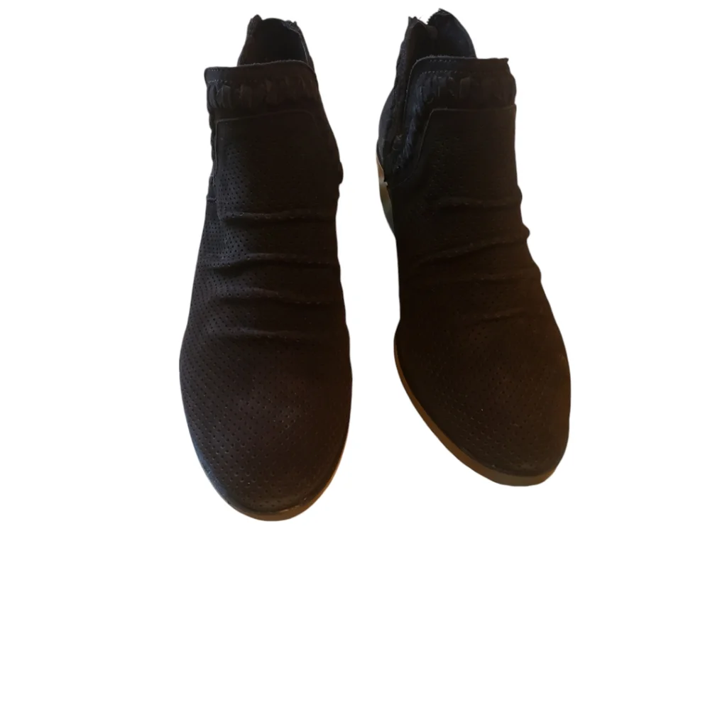 Vince Camuto Palmina black bootie size 7 1/2